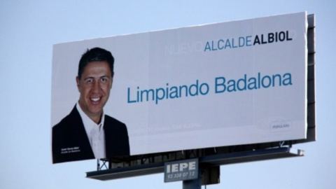 Uno de los polémicos lemas de la campaña de Xavier García Albiol, el exalcalde y candidato del PP: "Limpiando Badalona".