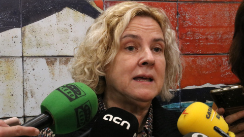 La directora general de Professorat, Dolors Collell, atenent els mitjans de comunicació