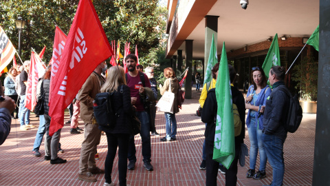 Concentració dels sindicats a les portes del Departament d'Educació.