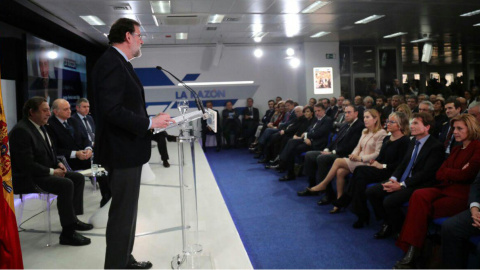 Un momento del acto de 'La Razón', presidido por Rajoy, con el ex ministro del Interior, Fernández Díaz, en el estrado. Cospedal está sentada enfrente (derecha).