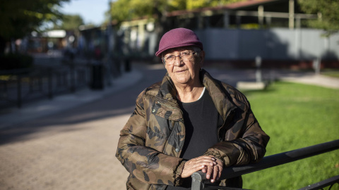 Teresa Sarmiento, de 72 años, en un parque junto al piso tutelado en el que vive en Torrejón de Ardoz tras sufrir un desahucio en el barrio de Lavapiés de Madrid.