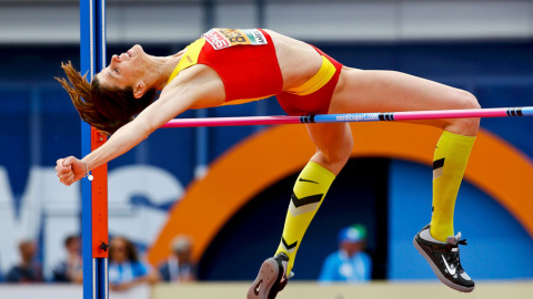 Ruth Beitia durante la final de salto de altura del Europeo. REUTERS/Michael Kooren