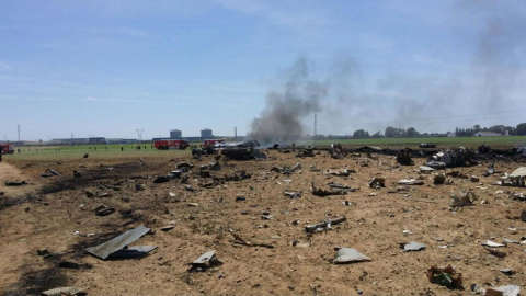 Imagen del lugar donde cayó el avión siniestrado en Sevilla. EFE