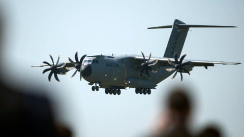 Un A400M en fase de aterrizaje en Berlín. JOHANNES EISELE / AFP