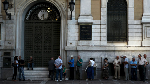 Varias personas esperan para entrar a sucursal del Banco Nacional de Grecia.- YIANNIS KOUROGLOU (REUTERS)