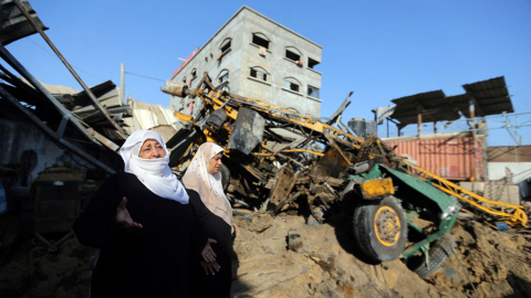 Dos mujeres se lamentan tras un bombardeo israelí en Gaza hace unos días. REUTERS/Ibraheem Abu Mustafa