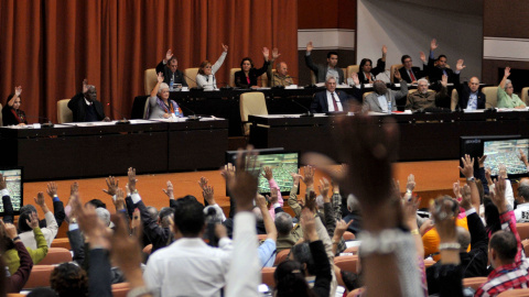 Diputados de la Asamblea Nacional de Cuba ejercen su derecho al voto durante la sesión plenaria en la que se ha aprobado el borrador final de la nueva Constitución. EFE/Omara García