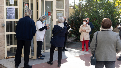 Una enfermera llama a pacientes a las puertas del Centro de Salud Federica Montseny del Servicio de Urgencias de Atención Primaria (SUAP), a 7 de noviembre de 2022, en Madrid (España).