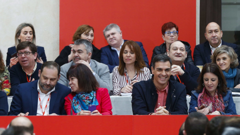 El secretario general del PSOE, Pedro Sánchez (2d), junto a la presidenta, Cristina Narbona (2i); el secretario de Organización, José Luis Ábalos (i), y la vicesecretaria general, Adriana Lastra (d), durante la reunión del Comité Federal de