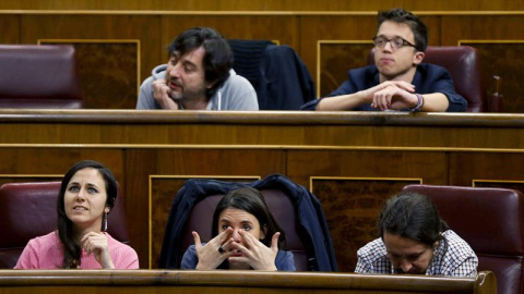 El secretario general de Podemos, Pablo Iglesias, junto a los diputados Irene Montero, Ione Belarra, Rafael Mayoral e Íñigo Errejón. - EFE