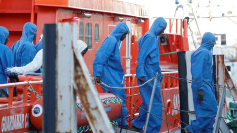 Llegada al puerto de Almería de 69 inmigrantes, entre ellos cuatro mujeres, rescatados de una patera en el Mediterráneo. (RICARDO GARCÍA | EFE)