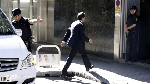 El exconsejero de Presidencia de la Comunidad de Madrid Salvador Victoria a su llegada a la Audiencia Nacional, para declarar ante el juez Eloy Velasco.- EFE