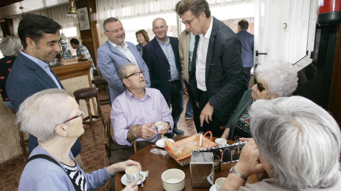 Alberto Núñez Feijóo acompañado por el conselleiro de Política Social de la Xunta, José Manuel Rey Varela visitando a personas mayores. /EFE