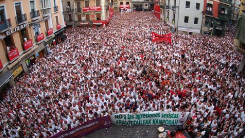 Miles de personas han llenado la plaza consistorial de Pamplona para mostrar su rechazo a la agresión sexual registrada la noche del miércoles en la capital navarra. TWITTER/@taxilari