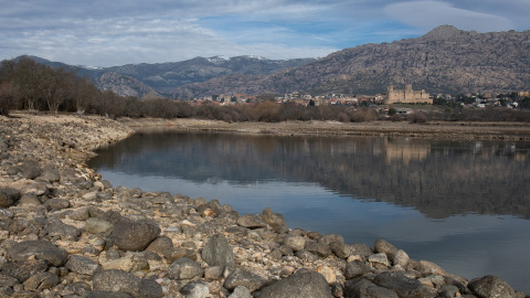 Vista general del Castillo de Manzanares El Real desde el embalse de Santillama, situado en la Sierra de Guadarrama.