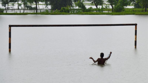 Un hombre pesca en un parque inundado del distrito de Morigaon, estado de Assam, India, el 8 de julio del 2016. Las continuas lluvias han inundado seis distritos de Assam. EFE/Str