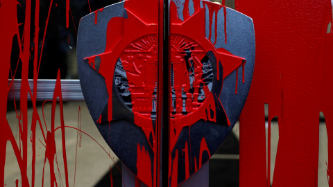 La puerta de la oficina central de la policía de Oakland Police manchada con pintura roja durante una protesta en contra de los disparos policiales que han dejado dos muertos en Luisiana y Minesota, respectivamente. REUTERS/Stephen.