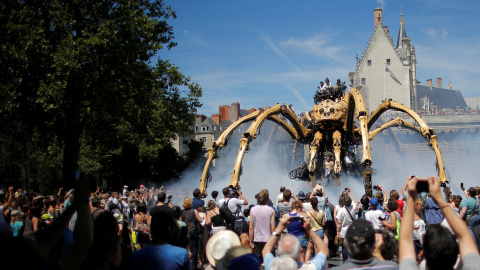 Un grupo de personas admira la araña robótica gigante Kumo Ni, creada por la compañía La Machine, durante su presentación en Nantes, Francia. REUTERS/Stephane Mahe.