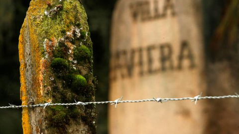 Fotografía de una roca tallada en la que fuera la Colonia Dignidad, el 15 de junio de 2016, en Villa Baviera (Chile). EFE/Mario Ruiz.