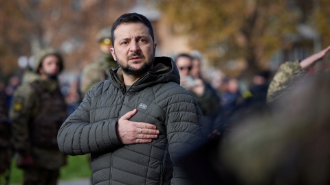 El presidente de Ucrania, Volodimir Zelenski, canta el himno nacional durante su visita a Jersón