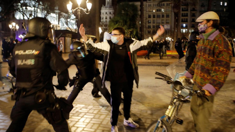 Agentes de Policía cargan contra los manifestantes a favor de Pablo Hasél en València.