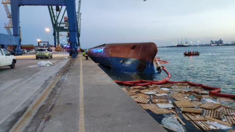 Dos personas desaparecidas y tres heridas tras volcar un barco de carga en el Puerto de Castellón