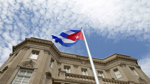 La bandera de Cuba, en su Embajada de Washington. REUTERS/Andrew Harnik