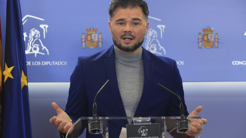 15/11/2022.- El portavoz parlamentario de ERC, Gabriel Rufián, durante la rueda de prensa que ha ofrecido este martes en el Congreso. EFE/ Fernando Alvarado