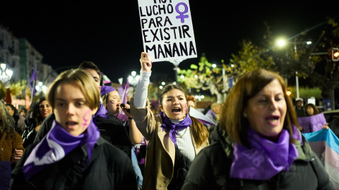 Una mujer sostiene una pancarta durante una manifestación contra las violencias machistas, a 25 de noviembre de 2022, en Santander, Cantabria (España).