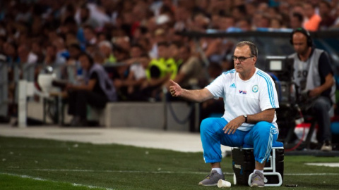 Foto de archivo de Marcelo Bielsa en el banquillo del Olympique de Marsella. /AFP