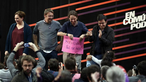 Pablo Iglesias (2d), junto a la alcaldesa de Barcelona, Ada Colau (i); el cabeza de lista por Barcelona Xavier Domenech (2i), y Gerardo Pisarello (d), teniente alcalde de Barcelona, durante el acto central de En Comú Podem. / TONI ALBIR (EF