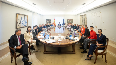 El presidente del Gobierno, Pedro Sánchez (c), preside la primera reunión de Consejo de Ministros de la XV legislatura, en el Palacio de la Moncloa, a 22 de noviembre de 2023, en Madrid