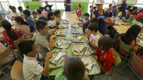 Niños comiendo en un comedor social. EFE