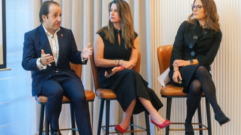 De izquierda a derecha: Víctor Matarranz, responsable Global de Santander Wealth Management & Insurance; Jennifer Lotito, presidenta y COO de RED, y Samantha Ricciardi, CEO Global de Santander Asset Management.