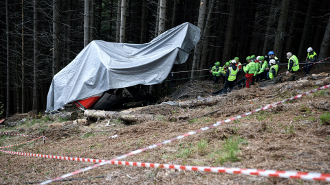 26/05/2021. Imagen de archivo de varios trabajadores de rescate de montaña operan en el lugar del accidente, en Stresa-Mottarone (Italia). - EUROPA PRESS