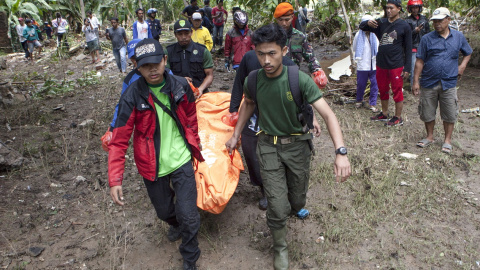 Voluntarios trasladan un cuerpo tras el tsunami en Indonesia que deja al menos 370 muertos. / EFE - ZULKIFLI