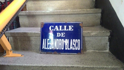 Placa de la calle Alejandro Blasco que la familia guarda desde la Guerra Civil