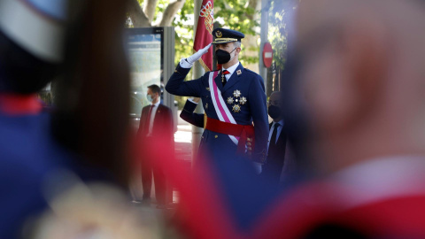 El rey Felipe VI (c) durante la celebración del Día de las Fuerzas Armadas en la Plaza de la Lealtad de Madrid este sábado.