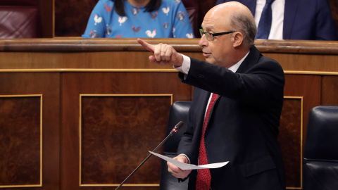 El ministro de Hacienda, Cristóbal Montoro, responde a una pregunta formulada del diputado de Ciudadanos José Manuel Villegas, durante la sesión de control al Ejecutivo. EFE/Emilio Naranjo