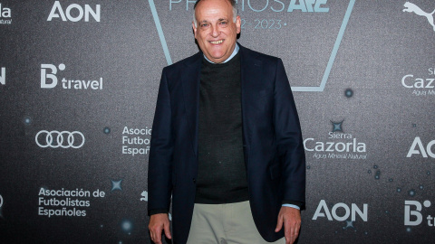 El presidente de LaLiga, Javier Tebas, posa durante los premios de la AFE en el Real Casino de Madrid el 6 de noviembre de 2023.