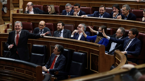 Los diputados de Ciudadanos gesticulan durante una de las intervenciones del ministro de Cultura, Íñigo Méndez de Vigo, en la sesión de control al Ejecutivo, en el Congreso de los Diputados. EFE/Emilio Naranjo