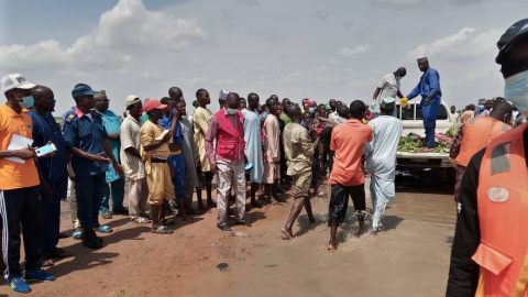 Imagen de archivo de varias personas nigerianas reunidas por los últimos acontecimientos de esta semana, en Kebbi. - REUTERS