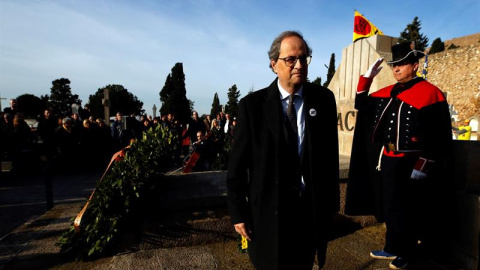 El presidente de la Generalitat, Quim Torra, en la tradicional ofrenda floral a la tumba de Francesc Macià, con motivo del 85 aniversario de la muerte del primer presidente de la Generalitat republicana. EFE/Alberto Estévez