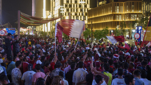 Aficionados se reúnen en Doha días antes de que dé comienzo el Mundial de Fútbol de Catar.