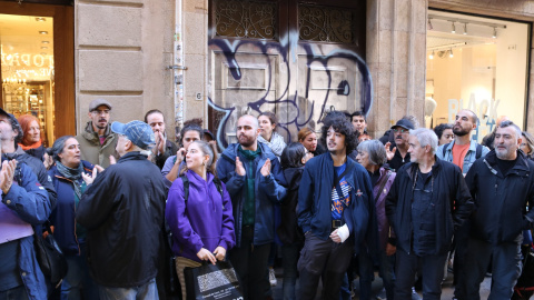 Veïns i activistes davant l'edifici on viu la dona de 78 anys que volen desnonar, al Gòtic de Barcelona.