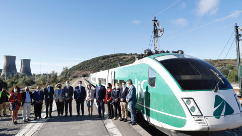 Visita de Adrián Barbón, presidente del Principado de Asturias al primer tren de la variante de Pajares