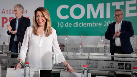 La secretaria general del PSOE-A y presidenta andaluza en funciones, Susana Díaz, recibe los aplausos de los miembros del Comité Director del partido, el máximo órgano entre Congresos. EFE/Julio Muñoz