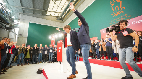 El portavoz del Grupo Parlamentario Socialista del Parlamento Vasco, Eneko Andueza (i), y el secretario general del PSOE y presidente del Gobierno, Pedro Sánchez (c), saludan en un acto en Vitoria-Gasteiz, a 5 de noviembre de 2022, en Vitor