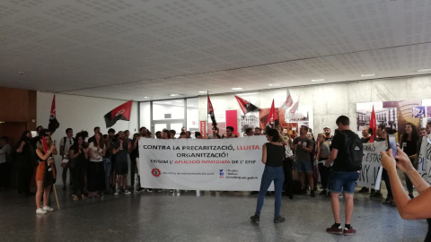 Concentració de doctorands davant la sala d'actes de la Universitat Pompeu Fabra (UPF), al Campus Ciutadella, en una visita del president català, Quim Torra. Àngel Ferrero