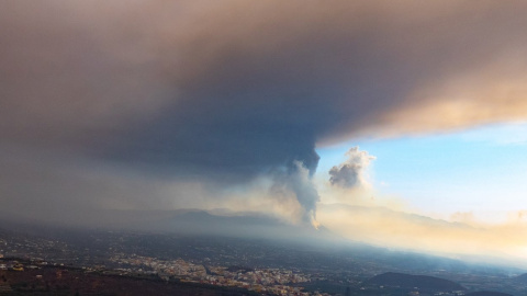 El Instituto Geográfico Nacional (IGN) estima que la nube de ceniza procedente del volcán está a 3.000 metros de altitud en dirección norte-noroeste.